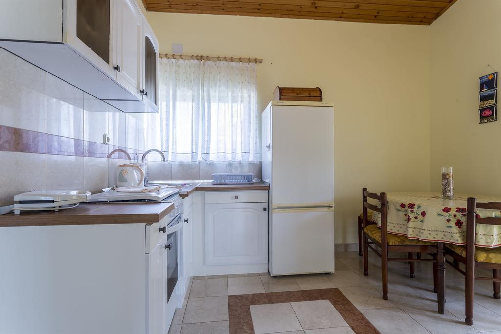 Apartment Srecko Vinisce Exterior foto
